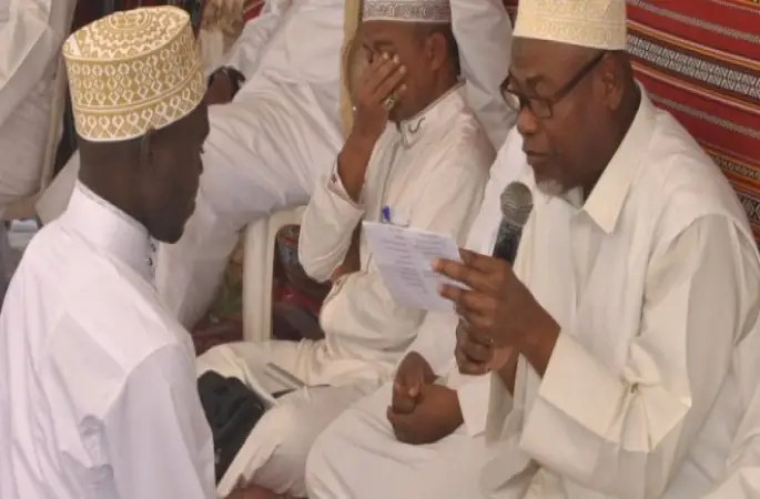 Evlenmek isteyen fakir Müslüman gençlere yardım eli uzatıyorlar