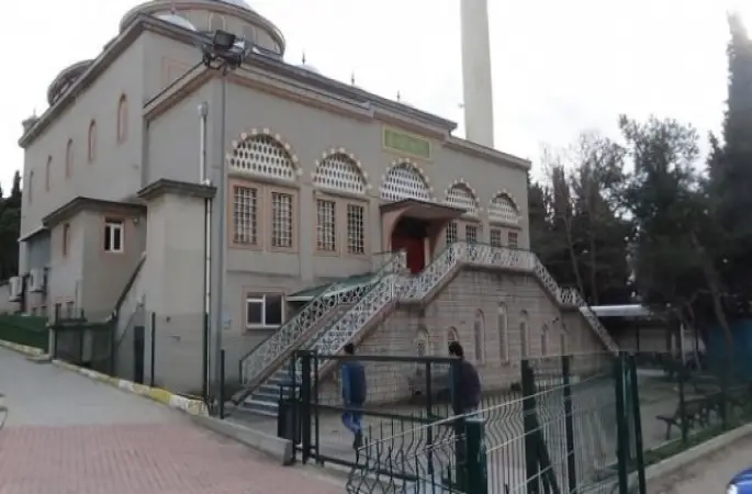 Cemaatle namaza ara verildi, vatandaşlar namazlarını evde kıldı