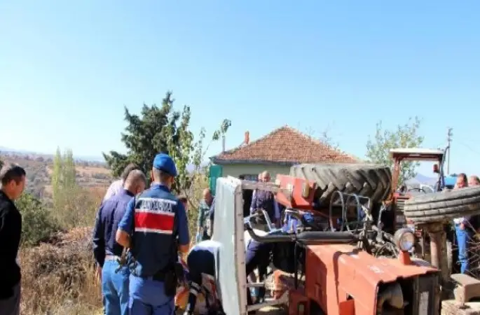 Devrilen Traktörün Altında Kalan Liseli Öldü