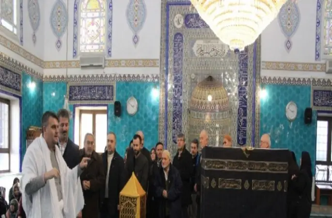 Umreye Gidecek Vatandaşlar Dev Kabe Maketinin Önünde Tavaf Yapıyor
