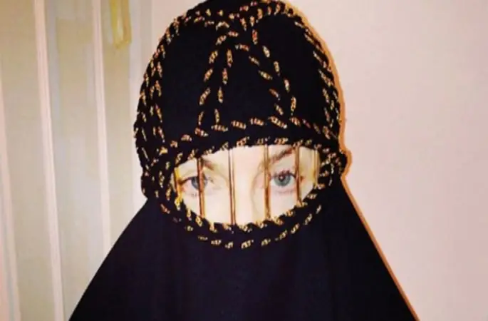 Madonna'ya çarşaf giydirdiler!