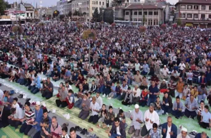 İstanbul'un fethi 300 bin kişilik teravih namazı ile kutlanacak