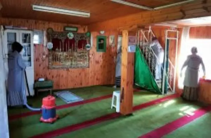 Camilerde Ramazan temizliği sürüyor