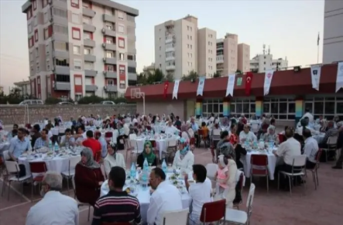Üniversite Öğrencilerine İftar Sofrası Programı Düzenlendi.