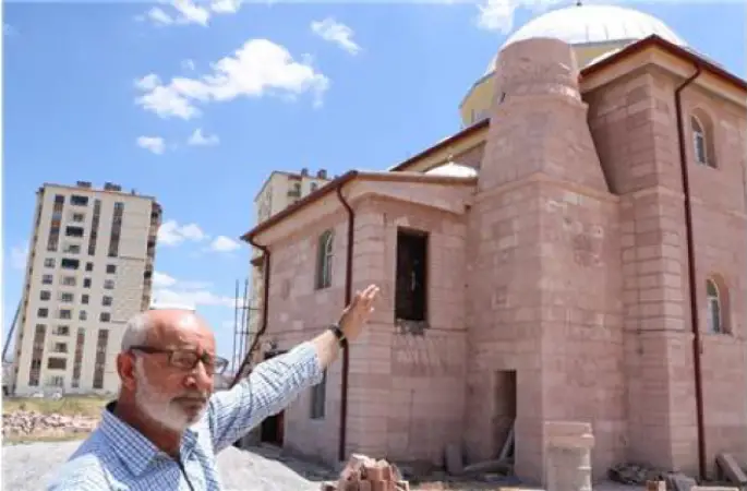 Para Bitince Cami Minaresiz Kaldı