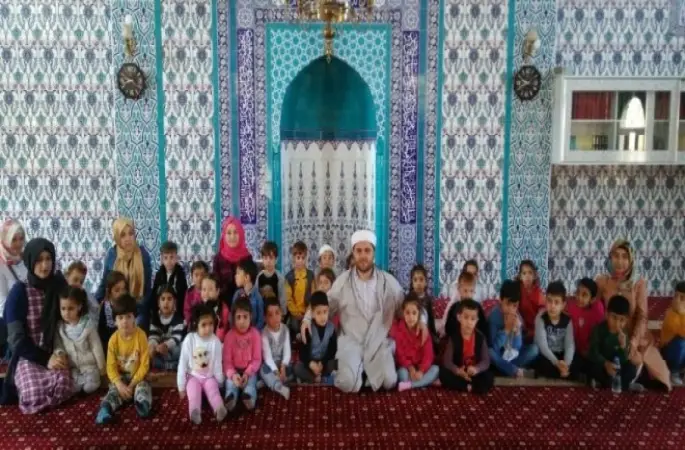 Cami miniklerin cıvıl cıvıl sesleriyle doldu