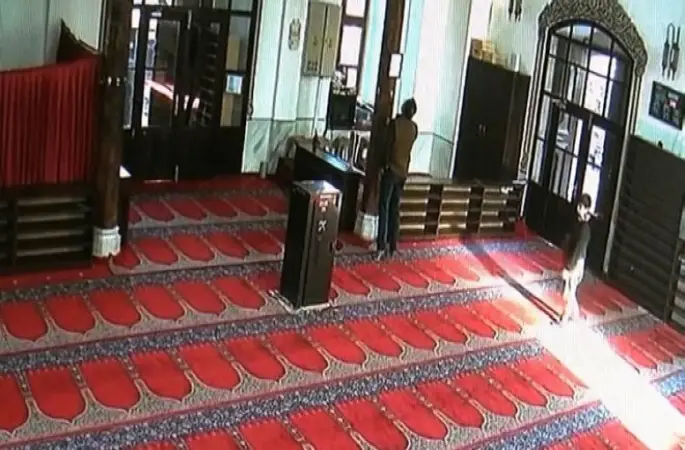 Caminin kumbarasına para atıp, imamın telefonunu çaldılar