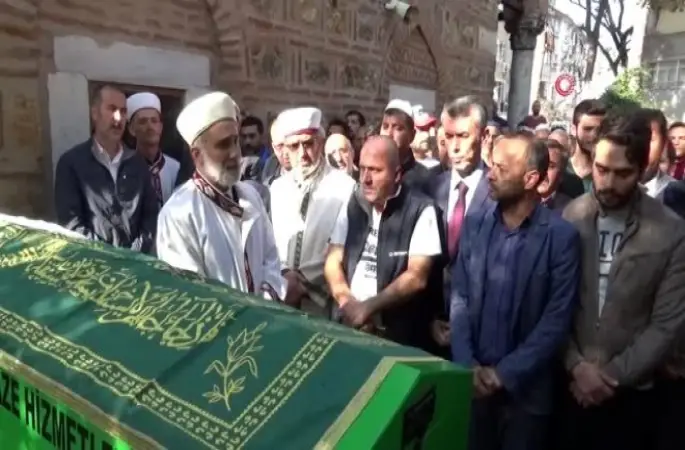 İmam Fahri ve Eşi Hanife Erer,babası  ve annesi  son yolculuğuna gözyaşları içinde uğurlandı