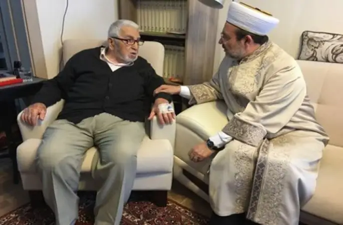 Görmez, hocası Prof. Dr. İsmail Cerrahoğlu'nu evinde ziyaret etti.