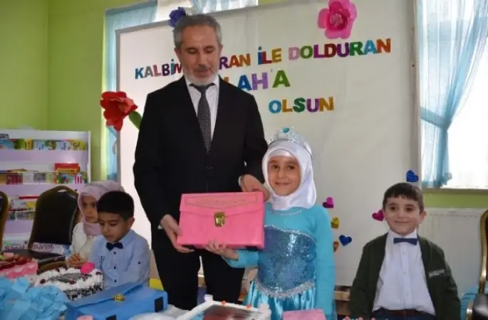 Minik öğrenciler Kur’an-ı Kerim öğreniyorlar