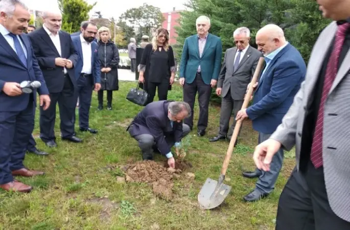 Bakırköy’de Sabah namazından sonra fidan diktiler