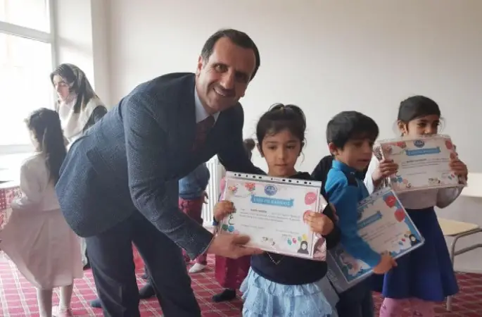 Kur'an kursunda okuyan miniklerin karne heyecanı