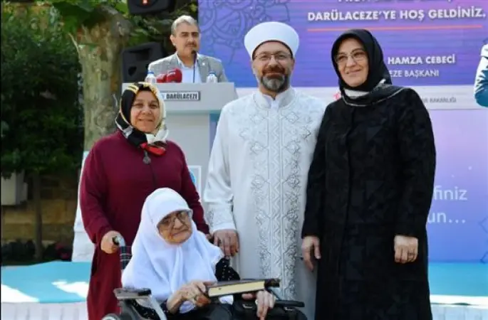 Diyanet İşleri Başkanı Erbaş, Darülaceze sakinleriyle bayramlaştı