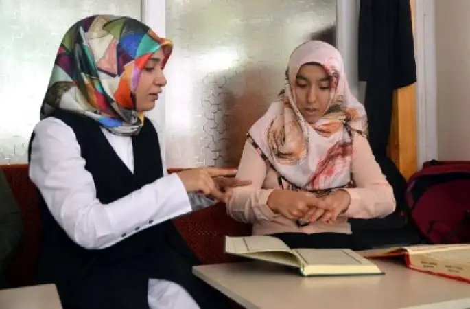 Kadınlara İşaret Diliyle Kur'an Öğretiliyor