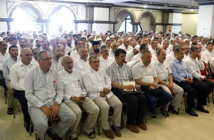 Görmez, Arafat öncesi Mekke’de kafile başkanlarıyla bir araya geldi…