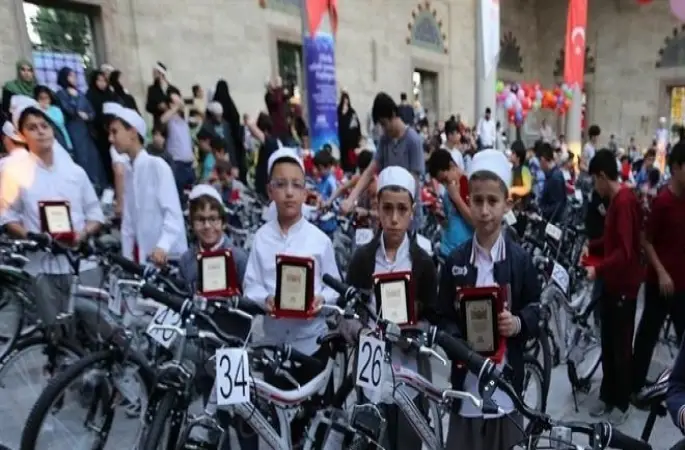 40 gün Camiye gelen çocuklar bisikletlerini aldılar