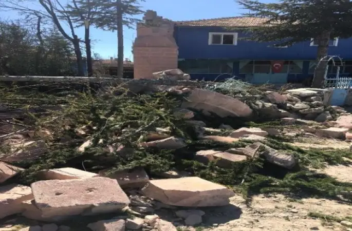 Ereğli'de fırtına, cami minaresi devrildi, çatılar uçtu