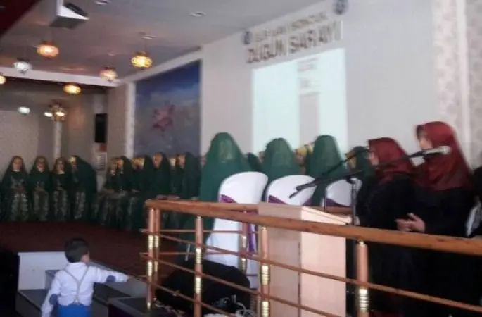 Erciş’te 22 kız hafız törenle taç giyip icazet aldı