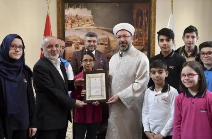 Diyanet İşleri Başkanı harçlıklarını Yemen'e gönderen çocukları ağırladı