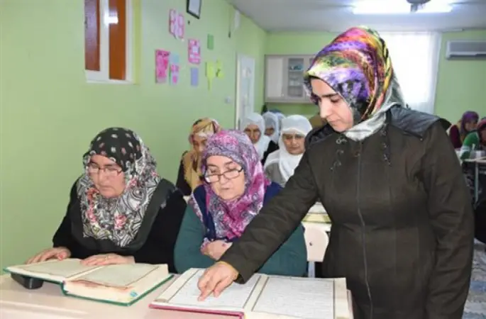 Yaşlı kadınların Kur'an'ı öğrenme azmi imrendiriyor