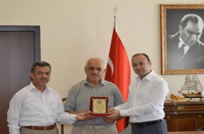 Kaymakam Başoğlu'dan hayırsever vatandaşlara plaket
