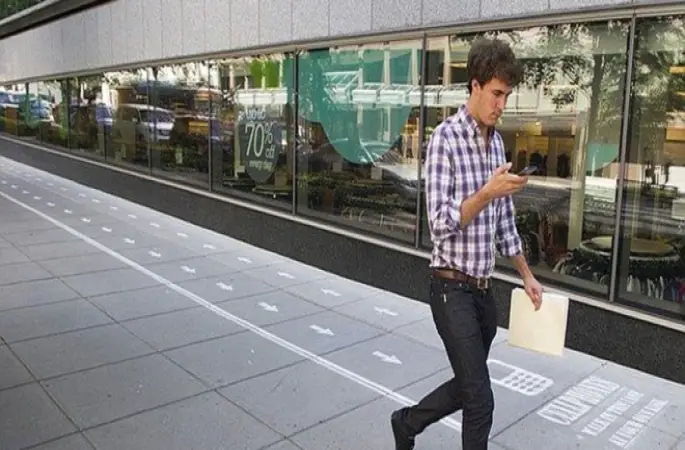 Cep telefonuna bakarak yürümek yaşlandırıyor