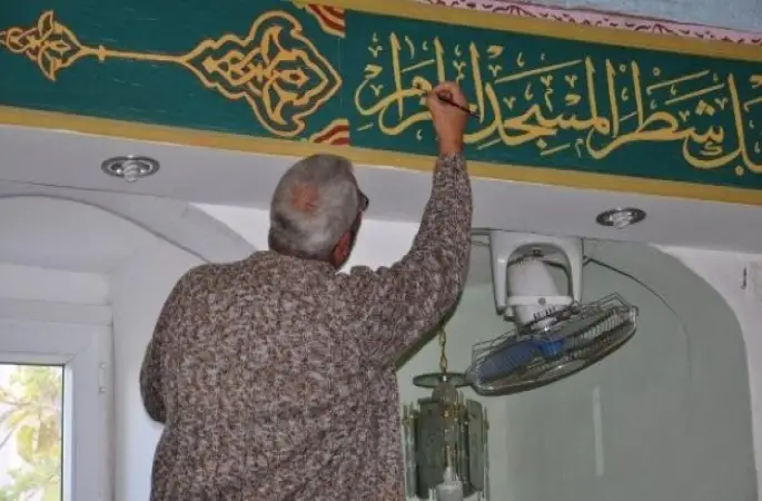 İnternetten öğrendi cami duvarlarına işledi