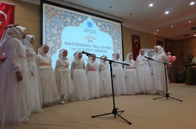 Çukurova'da 20 Hafız İçin Taç Giyme ve İcazet Töreni Düzenlendi