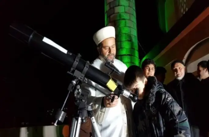 İmam Camiye ilgiyi arttırmak için damına teleskop kurdu