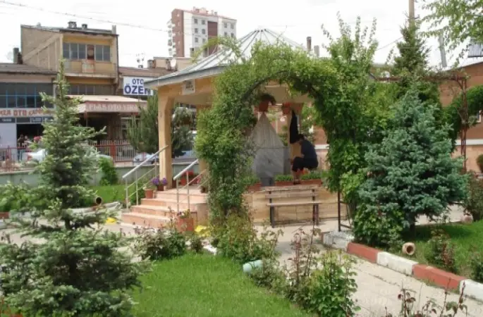 İmamlar,Camiyi gül bahçesine çevirdiler