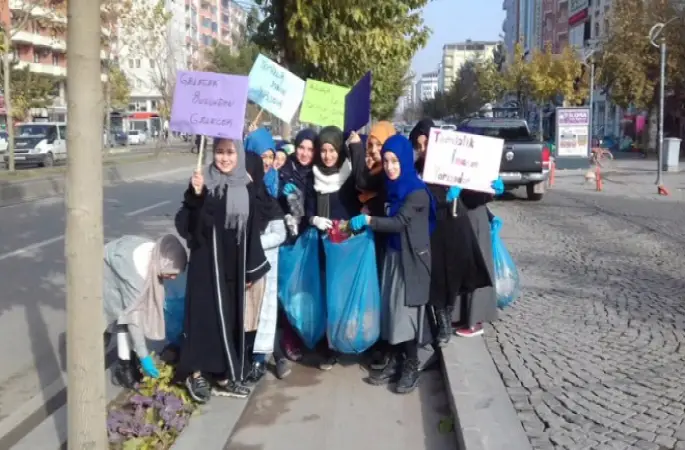 Mezitli Kur'an kursu öğrencileri çevre temizliği yaptı