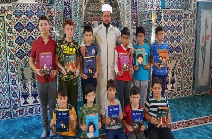 Bu İmam Öğrencilere Dersi Sevdirerek Öğretiyor