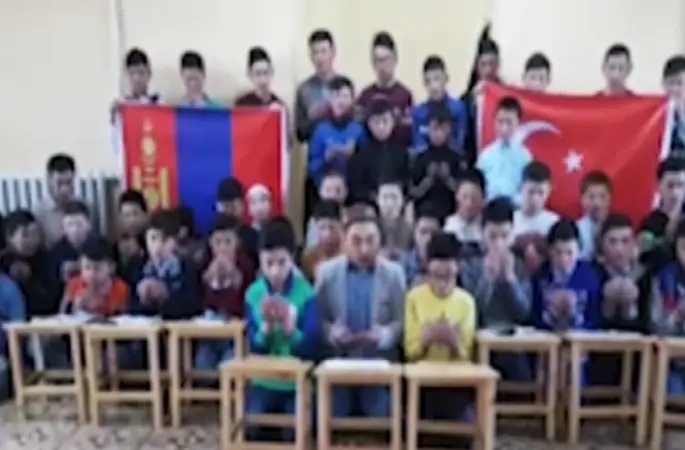 Moğolistan'daki Kazak çocuklar Türk ordusu için dua etti