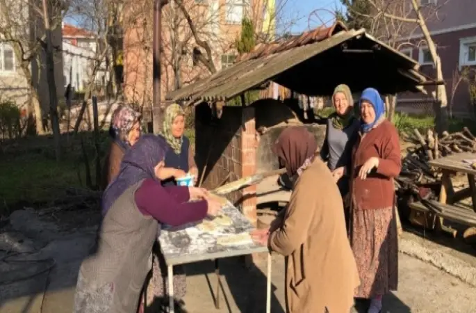 Bayanlar yaptıkları pidelerin gelirini camiye bağışladı