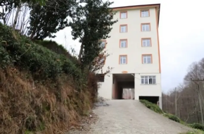 Rize'de cami ve Kuran Kursu'nun altından yol geçiyor