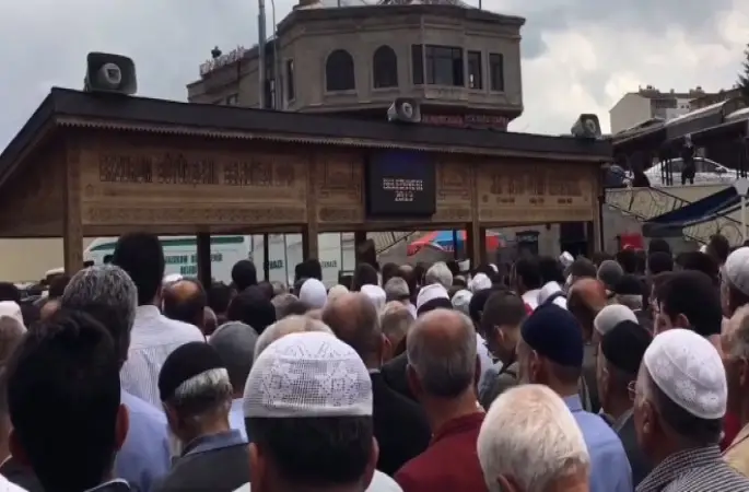 Müftü İlhan, Vefat Eden Eşini Anlatırken Göz Yaşlarını Tutamadı....