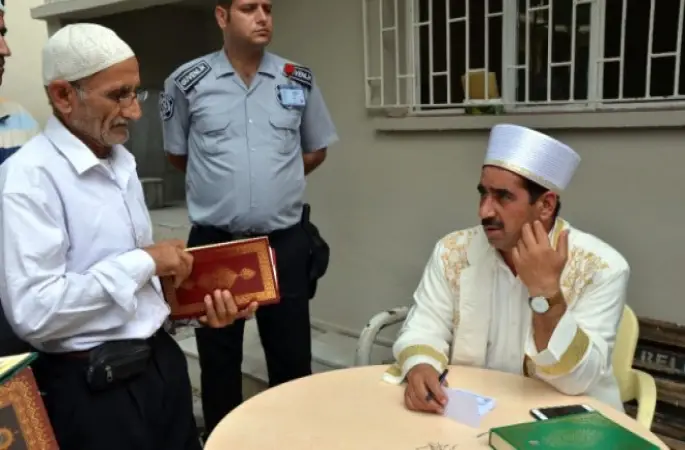 Adana'da mezarlıklarda sahte hocaya sınavlı önlem