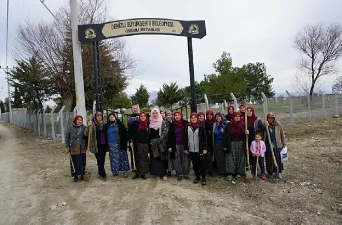Kur'an Kursuna giden Bayanlar mezarlığı ağaçlandırdı.