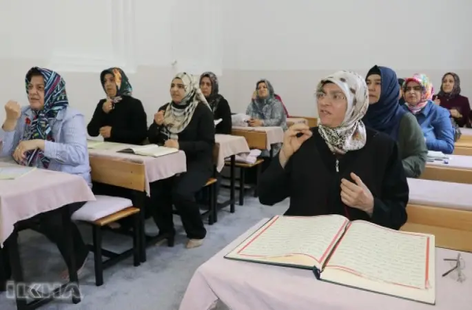 İşitme engelli kadınlara Kur'an öğretebilmek için işaret dili öğrendi