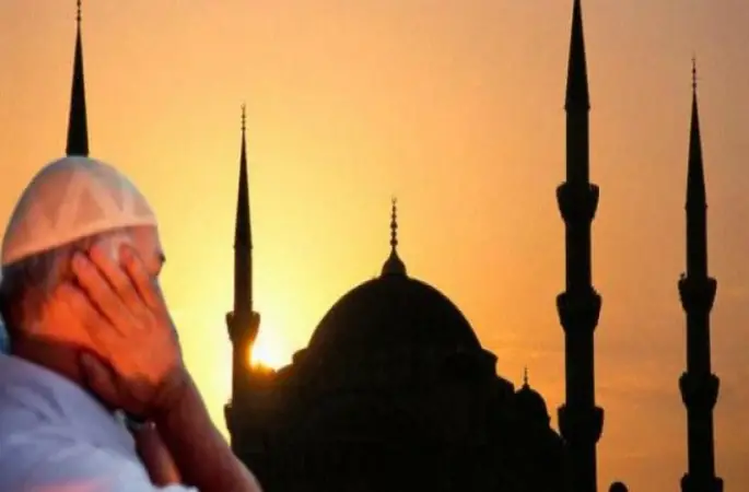 Cami İmamı saati şaşırdı