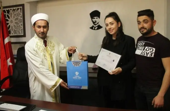 Yeni Zelanda' daki katliamdan etkilenen İngiliz Abbey Loise Sharpe, Fethiye’de Müslüman oldu