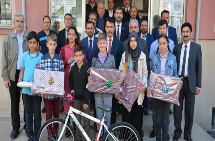 Başarılı Öğrenciler Ödüllerini Aldı