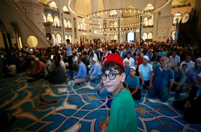 Babalar ve çocuklar sabah namazında buluştu