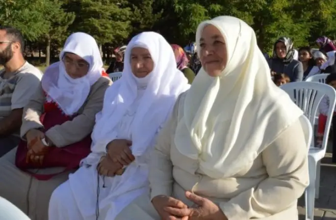 Bitlisli hacı adayları salâvatlarla uğurlandı