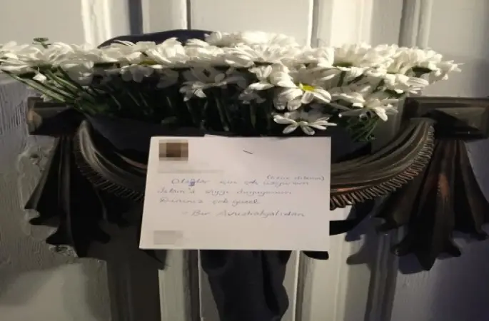 İstanbul’da Katliam Sonrası Camii Önüne Çiçek Bıraktı..