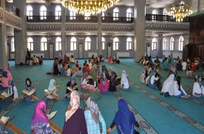 Camiye koşuyoruz namazla buluşuyoruz