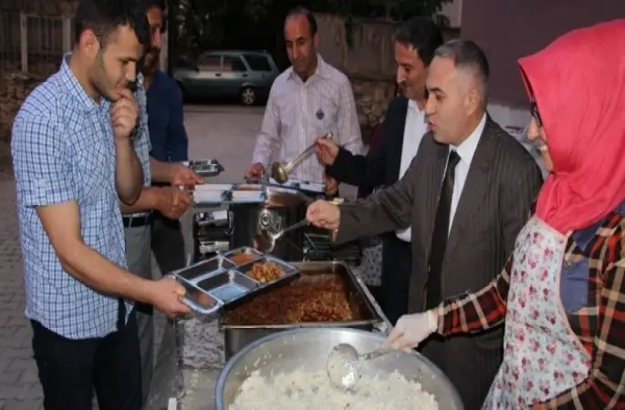 Protokol üyeleri ve Suriyeliler iftarda buluştu