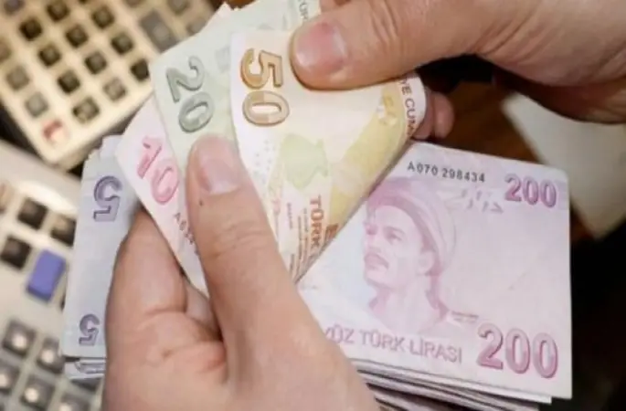 Bakkal borçlarını ödüyor, kapı altından bin TL bırakıyor!