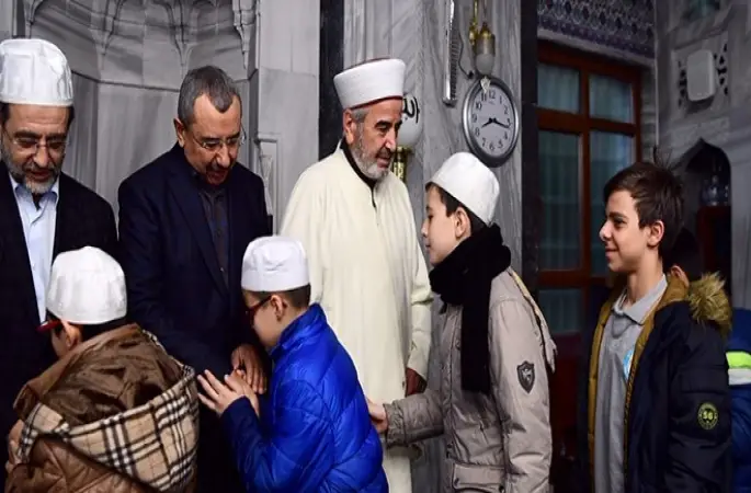 İstanbul Müftüsü sabah namazında geçlerle buluştu