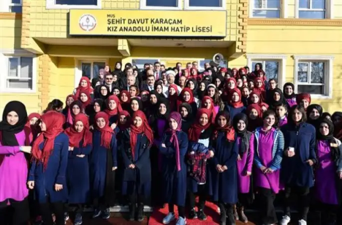 Erbaş, İmam Hatip Lisesi öğrencileriyle bir araya geldi